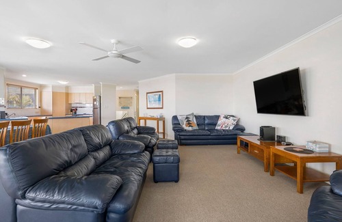 Bonny Hills House | Topviews - 3 bedroom holiday home with sea views