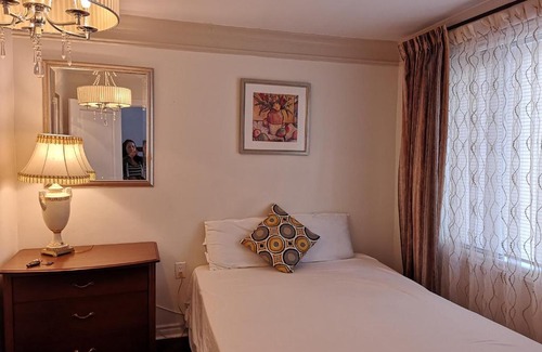 Long Branch House | Toronto South Etobicoke Guest House Near Lake Humber & the 427