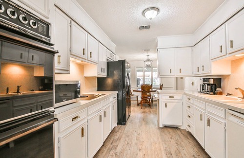 Lubbock House | TOTAL PRIVACY & TOTALLY PRIVATE HOT TUB, 4 Bed, 3 Bath, 2 Car - SLEEPS 11+!
