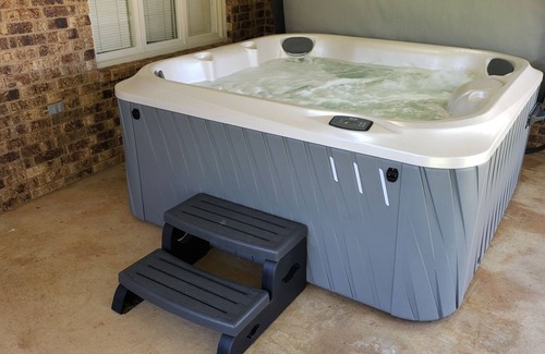 Lubbock House | TOTAL PRIVACY & TOTALLY PRIVATE HOT TUB, 4 Bed, 3 Bath, 2 Car - SLEEPS 11+!