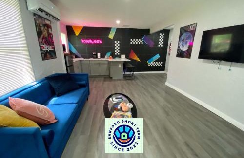 Sanford Apartment | Totally 80s!
