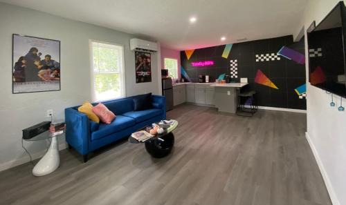 Sanford Apartment | Totally 80s!