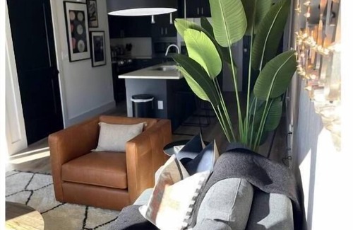 West End Condo | Touch of class-West End