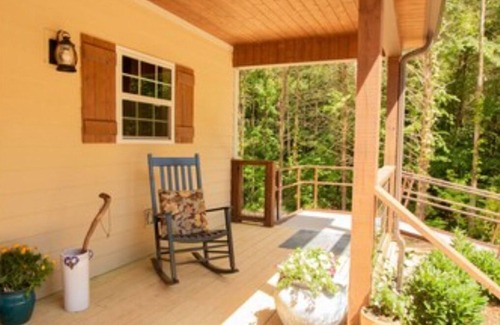 Linden Cabin | Touch of Heaven-entire cabin, family friendly, 3 levels, maximum of 8 guests.