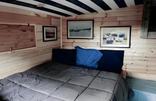 Brissac-Quince Boat Rental | Toue Cabanée Au Bord D'un Etang