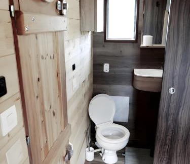 Brissac-Quince Boat Rental | Toue Cabanée Au Bord D'un Etang