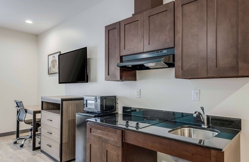 Katy Resort | Tour Around Katy! Relaxing Unit w/Free Bfast, Visit LaCenterra at Cinco Ranch!