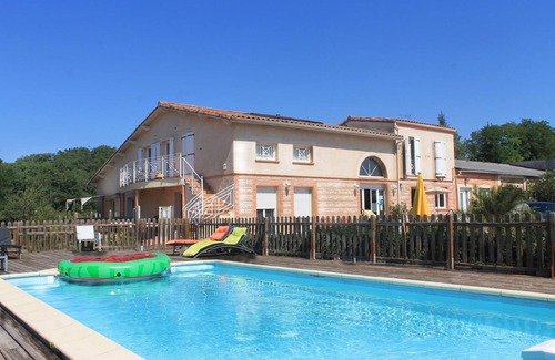 Latrape Bed & Breakfast | Tour D'ivoire guest room with outdoor pool and jacuzzi