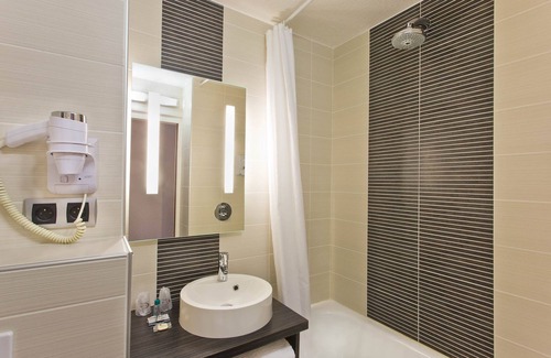La Chaussee-Saint-Victor Hotel | TourHôtel