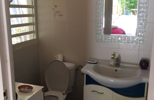 Le Gosier House | TOURIST ROOM 2/3 PEOPLE IN A GREEN SCREEN ACCESS SWIMMING POOL