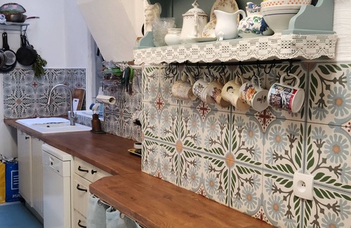 Quillan House | Tout le Monde: A grand balcony overlooking town square in the heart of Quillan!