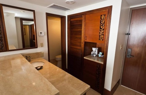Kaanapali Hotel | Tower Deluxe Ocean View King at Royal Lahaina Resort