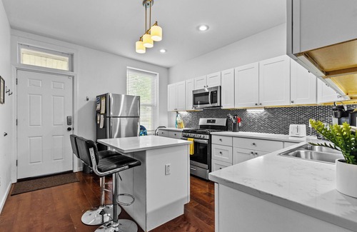 Tower Grove South House | Tower Grove -near restaurants & Park- crib, highchair, & fenced back yard
