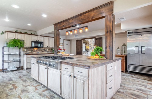 Valley View Bed & Breakfast | Towering Oaks Event & Retreat Center