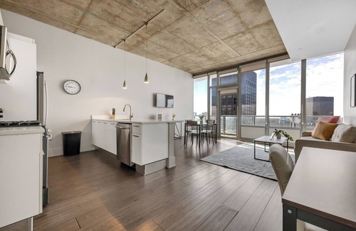 Downtown St. Louis Apartment | Towers at Opop 2102 Spacios and Cozy 1 bd 1 b