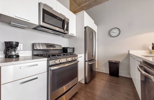 Downtown St. Louis Apartment | Towers at Opop 2102 Spacios and Cozy 1 bd 1 b