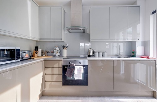Berrylands Apartment | Town Center 2 bed Serviced Apartment 08 with parking