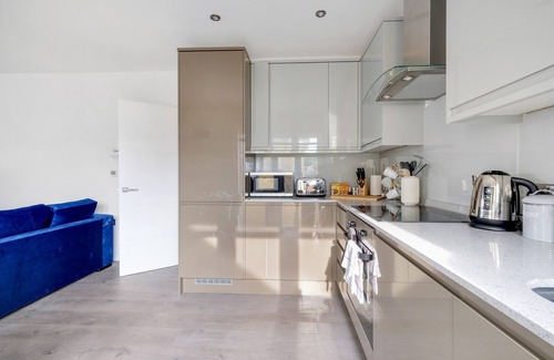 Berrylands Apartment | Town Center 2 bed Serviced Apartment 08 with parking