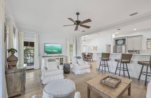 Watercolor Condo | Town Center condo minutes to all Watercolor and Seaside have to offer!