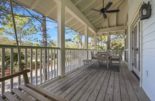 Watercolor Condo | Town Center condo minutes to all Watercolor and Seaside have to offer!