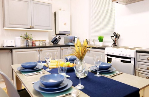 Stafford House | Town Centre House with parking, Wi-Fi