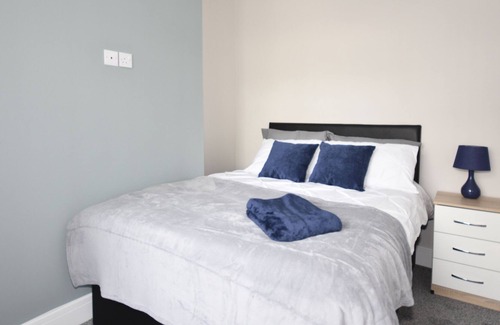 Stoke-on-Trent House | Townhouse @ 32 Penkhull New Road Stoke - Ensuite