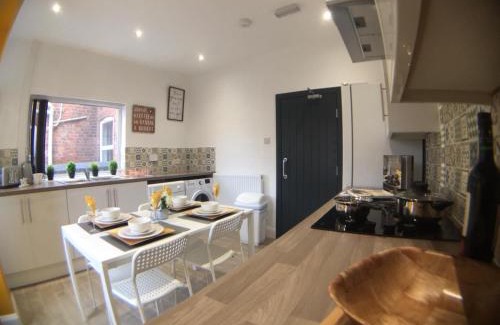 Crewe House | Townhouse @ 87 Walthall Street Crewe