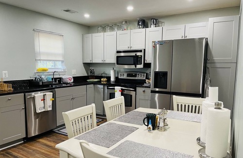 Lorton House | Townhouse in a beautiful setting near DC.Less than 5 mins to VRE train and hwy