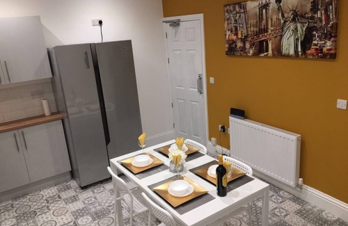 Crewe House | Townhouse @ Nelson Street Crewe - Whole 5 Bedroom House