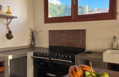 Tartane House | Townhouse perched above the market! Immersion in the heart of St Pierre.