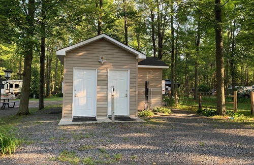 Clarence-Rockland RV Rental | Très beau terrain de Camping, SDD Camping Lot 24b