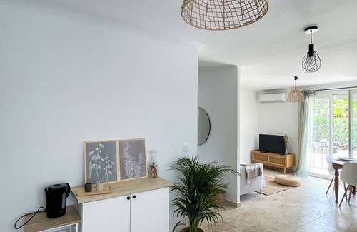 Pernes-les-Fontaines House | Très Jolie Maison 100 % Cosy et Confortable Avec un bel Extérieur et Jacuzzi!