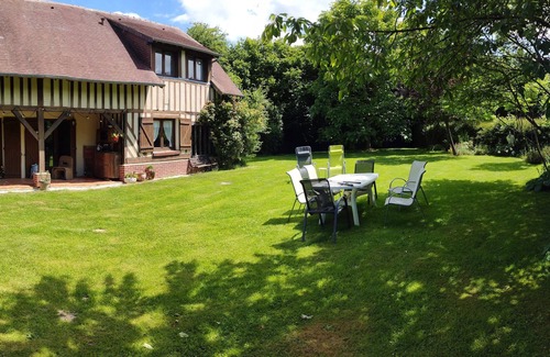 Le Torquesne Cottage | Traditional and modern Normandy house. large private garden.
