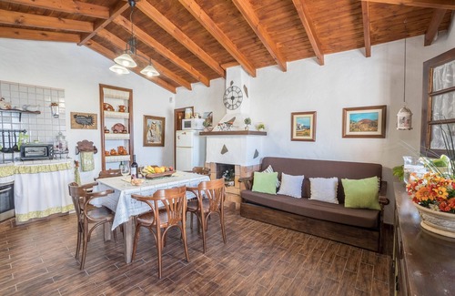 Tamaimo House | Traditional Canarian Holiday Home "María" with Wi-Fi, Terrace and Mountain View
