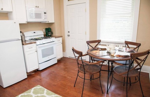 Forest Hills Apartment | Traditional decor, 2nd fl, near Oakland,DT,Monroeville,convenient to US OPEN
