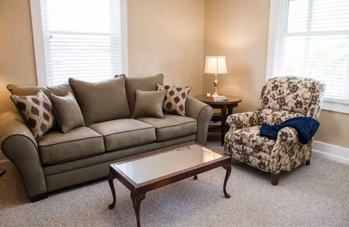 Forest Hills Apartment | Traditional decor, 2nd fl, near Oakland,DT,Monroeville,convenient to US OPEN