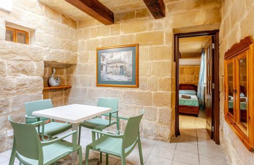 Birzebbuga Apartment | Traditional entire maisonette close to airport