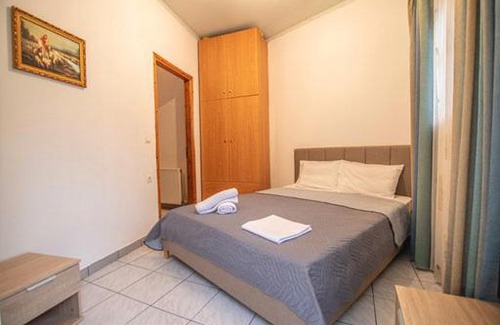 Dhrepanon Apartment | TRADITIONAL FAMILY GUEST HOUSE IDI