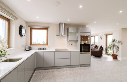 Lettermacaward Cottage | TRAEANNAGH BAY HOUSE, pet friendly in Dungloe, County Donegal