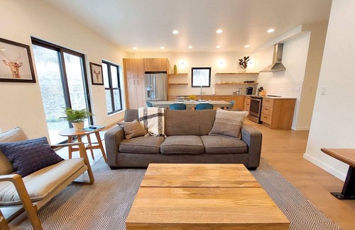 Winthrop House | Trails End B - 3 bedroom modern Winthrop townhome