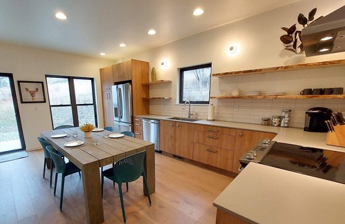 Winthrop House | Trails End B - 3 bedroom modern Winthrop townhome