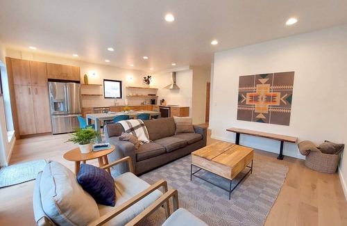 Winthrop House | Trails End B - 3 bedroom modern Winthrop townhome