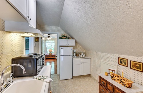 Rockfield Apartment | Trails & Fishing Pond at Serene Delphi Getaway