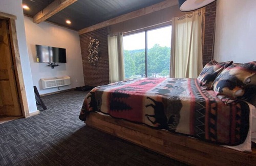 Ohiopyle Hotel | Trailside Hotel, Minutes to Fallingwater Riverview