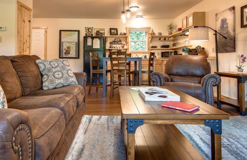 Cherokee Cabin | Train Rides, Trails & Casino Fun : Your Smoky Hub.