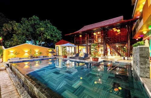 Ninh Binh Ski Chalet | Trang An Ao Dai Homestay - Wooden house with field view and private bathroom