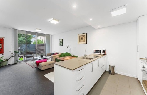 Phillip Apartment | Tranquil 1-Bed Apartment with Courtyard, Pool, BBQ