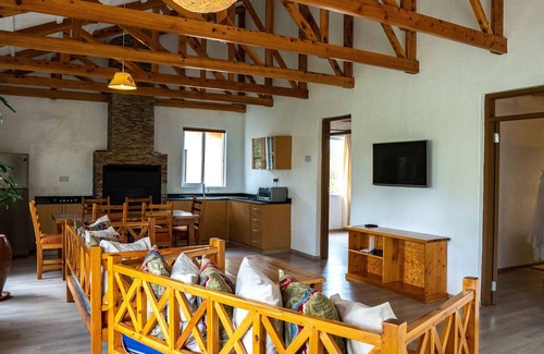 Baruti West House | Tranquil 2 bedroom bungalow built amongst the trees, within a resort.