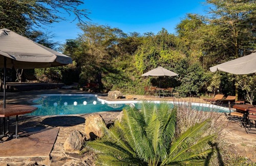 Baruti West House | Tranquil 2 bedroom bungalow built amongst the trees, within a resort.