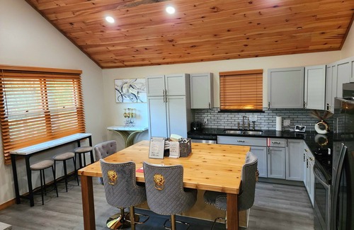 Gordonville Cabin | Tranquil 2-bedroom cabin on an acre in serene Pottsboro, 4 mins to Lake Texoma!